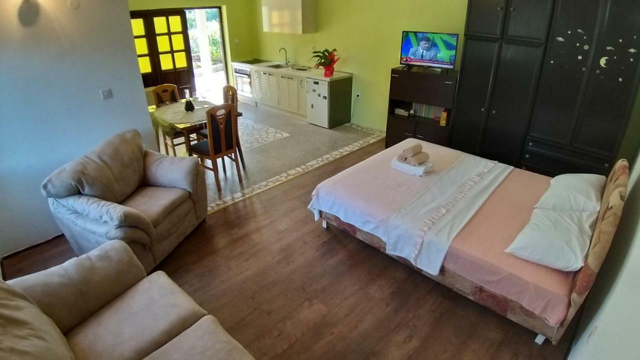 Petivat Gardens Apartment Bagian luar foto