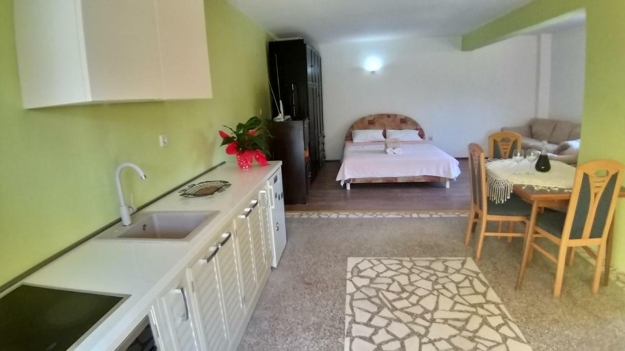 Petivat Gardens Apartment Bagian luar foto