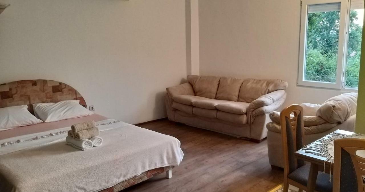 Petivat Gardens Apartment Bagian luar foto